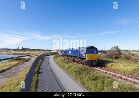 DRS-Lokomotive der Baureihe 66 66091 im Hafenbecken Cavendish, Barrow in Furness mit einem Güterzug, der mit zerkleinerten Zuschlagstoffen beladen wird Stockfoto