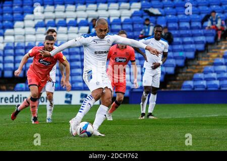 BIRKENHEAD, ENGLAND. 21. NOVEMBER Tranmeres James Vaughan punktet beim Sky Bet League 2-Spiel zwischen Tranmere Rovers und Grimsby Town im Prenton Park, Birkenhead am Samstag, 21. November 2020, um 3-0 Punkte zu erreichen. (Kredit: Chris Donnelly, MI News) Kredit: MI Nachrichten & Sport /Alamy Live Nachrichten Stockfoto