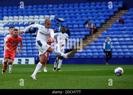 BIRKENHEAD, ENGLAND. 21. NOVEMBER Tranmeres James Vaughan punktet beim Sky Bet League 2-Spiel zwischen Tranmere Rovers und Grimsby Town im Prenton Park, Birkenhead am Samstag, 21. November 2020, um 3-0 Punkte zu erreichen. (Kredit: Chris Donnelly, MI News) Kredit: MI Nachrichten & Sport /Alamy Live Nachrichten Stockfoto