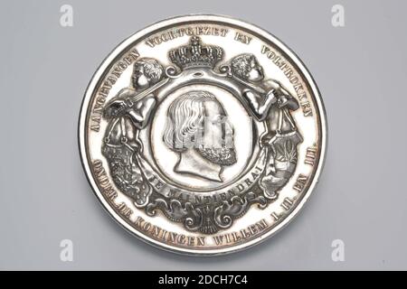 Gedenkmedaille, Johan Philip Menger, 1860, geprägt, Allgemein: 6.5 x 0,6cm 65 x 6mm, Gewicht: 11,4g, Kartusche, Drache, Figur, Waffensign, Kopf, Junge, Mann, Waffen und Munition, Bronze Gedenkmedaille, geprägt auf die Rückgewinnung des Haarlemmermeers, 1860. Auf der Vorderseite ist der Kopf von König Willem I. dargestellt, nach rechts gedreht, in einer Kartusche mit einer Königskrone oben und einem Band unten: JE MAINTIENDRAI. Unter dem Band wird ein Pfeilbündel dargestellt. Auf beiden Seiten ist eine Kinderfigur abgebildet: Links mit einem Schwert und dem Wappen der Niederlande ein Schild mit einem Stockfoto