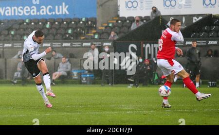 Liberty Stadium, Swansea, Glamorgan, Großbritannien. November 2020. English Football League Championship Football, Swansea City gegen Rotherham United; Matt Grimes von Swansea City schießt, um seine Seiten erste Tor macht es 1-0 in der 28. Minute Kredit: Action Plus Sports/Alamy Live News Stockfoto