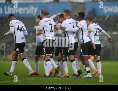 Liberty Stadium, Swansea, Glamorgan, Großbritannien. November 2020. English Football League Championship Football, Swansea City versus Rotherham United; Swansea City Spieler feiern, nachdem Matt Grimes von Swansea City seine Seiten erste Tor macht es 1-0 in der 28. Minute Credit: Action Plus Sports/Alamy Live News Stockfoto