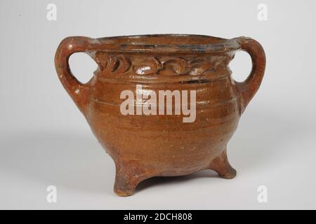 Traube, Anonymous, 16. Jahrhundert, Bleiglasur, Steingut, Allgemein: 16.8 x 25 x 18,5cm 168 x 250 x 185mm, große Traube aus rot gebranntem Steingut, mit Bleiglasur bedeckt. Die Traube hat einen kugelförmigen Körper mit drei Beinen und zwei Ohren, einem leicht eingeengten Rand und einem schräg vorstehenden Mundrand. Verziert mit rotierenden Ringen am Bauch, einem eingeklemmten Reliefband am Hals, 1890 Stockfoto