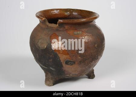 Traube, Anonymous, 16. Jahrhundert, Glasur, Steingut, Allgemein: 14.5 x 17.3 x 16.6cm 145 x 173 x 166mm, Traube aus rot gebranntem Steingut und spärlicher Bleiglasur. Die Traube hat drei Beine und ein Ohr. Das Ohr und ein Teil des Mundes fehlen. Unter dem Mund ein weißes Etikett mit 325h, 1890 Stockfoto