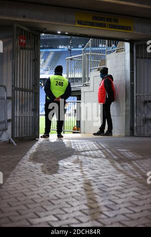 Bielefeld, Deutschland. November 2020. Fußball: Bundesliga, Arminia Bielefeld - Bayer 04 Leverkusen, 8. Spieltag in der Schüco-Arena. Sicherheitskräfte bewachen einen Eingang zum Inneren. Quelle: Friso Gentsch/dpa - WICHTIGER HINWEIS: Gemäß den Bestimmungen der DFL Deutsche Fußball Liga und des DFB Deutscher Fußball-Bund ist es untersagt, im Stadion und/oder aus dem Spiel aufgenommene Aufnahmen in Form von Sequenzbildern und/oder videoähnlichen Fotoserien zu nutzen oder auszunutzen./dpa/Alamy Live News Stockfoto