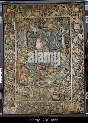 Wandteppich, Willem Andriesz. De Raedt, 1550 - 1558, gewebt, Allgemein: 312.5 x 231,5 cm, Katze, Allegorie, Fuchs, Kaninchen, Eule, Amor, venus, Wolf, jupiter, Blei, bemalte Zimmertäfelung mit Doppeltüren, Zimmertäfelung mit einer Tür und einem Kaminsims, Teil eines Innenraums aus dem 18. Jahrhundert. Die Verkleidung besteht aus Paneelen, die in Rahmen platziert sind und mit einfachen Holzschnitzereien versehen sind. Die Fächer in der Einzel- und Doppeltürverkleidung sind mit einem modernen gelben Stoff ausgekleidet. Das Kaminstück ist auch mit reichen Holzschnitzereien versehen. Der Kaminsims ist aus grauem Marmor, mit einem geschnittenen Rahmen für einen Kaminsims Stockfoto