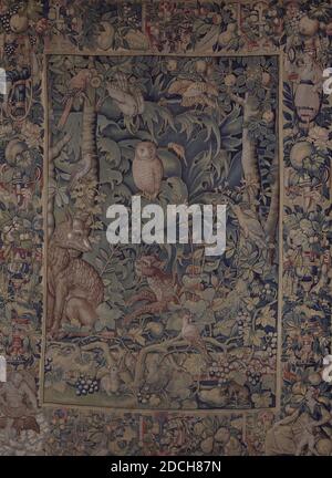 Wandteppich, Willem Andriesz. De Raedt, 1550 - 1558, gewebt, Allgemein: 312.5 x 231,5 cm, Katze, Allegorie, Fuchs, Kaninchen, Eule, Amor, venus, Wolf, jupiter, Blei, bemalte Zimmertäfelung mit Doppeltüren, Zimmertäfelung mit einer Tür und einem Kaminsims, Teil eines Innenraums aus dem 18. Jahrhundert. Die Verkleidung besteht aus Paneelen, die in Rahmen platziert sind und mit einfachen Holzschnitzereien versehen sind. Die Fächer in der Einzel- und Doppeltürverkleidung sind mit einem modernen gelben Stoff ausgekleidet. Das Kaminstück ist auch mit reichen Holzschnitzereien versehen. Der Kaminsims ist aus grauem Marmor, mit einem geschnittenen Rahmen für einen Kaminsims Stockfoto