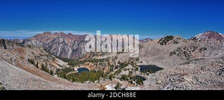 Red Pine Lake Berglandschaft Panoramalandschaft vom White Baldy und Pfeifferhorn Wanderweg, Richtung Little Cottonwood Canyon, Wasatch Rocky Mountain Stockfoto