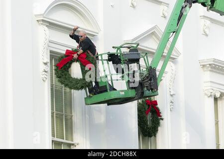 Washington, Usa. November 2020. Ein Arbeiter installiert am Samstag, den 21. November 2020, Festtagskränze im Weißen Haus in Washington, DC. Foto von Chris Kleponis/UPI Kredit: UPI/Alamy Live News Stockfoto