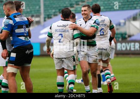 Bath, Großbritannien. November 2020. BATH, ENGLAND. 22. NOVEMBER Ben Stevenson von Newcastle Falcons wird von George McGuigan von Newcastle Falcons nach dem Gallagher Premiership-Spiel zwischen Bath Rugby und Newcastle Falcons am Recreation Ground, Bath, am Sonntag, den 22. November 2020, gratuliert. (Kredit: Chris Lishman, MI News) Kredit: MI Nachrichten & Sport /Alamy Live Nachrichten Stockfoto