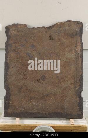 Herdplatte, Anonym, 16. Jahrhundert, gegossen, Allgemein: 62.5 x 53 x 2cm 625 x 530 x 20mm, biblische Darstellung, Engel, Frau, Mann, Eisenherdplatte mit der biblischen Darstellung der Samaritanerin an der Quelle Joh. 4 im Vergleich zu 1-42. Links vom Brunnen ist die Samaritanerin, gegenüber Christus, der rechts vom Brunnen ist. Seine Jünger sitzen hinter Christus. Ein Wasserkrug steht vor der Quelle. Unterhalb der Vorstellung befinden sich zwei Medaillons mit einer männlichen Büste und einer weiblichen Büste, getrennt durch eine Engelsfigur. Die untere Zeile enthält die Inschrift von dem Fr [aulei] n von Samaria Iohan 4 Stockfoto