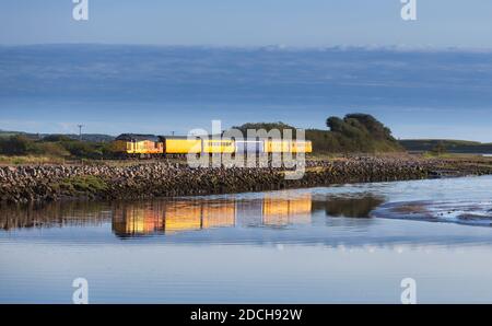 Colas Railfreight Lok 37 37219 an der Cumbrian Küste Eisenbahnlinie mit einem Netz Eisenbahninfrastruktur Überwachungszug Stockfoto