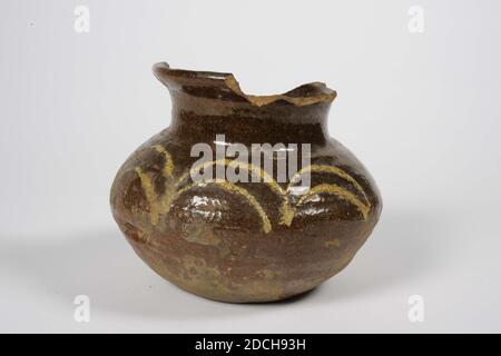 Topf, Anonymous, 15. Jahrhundert - 16. Jahrhundert, Bleiglasur, Steingut, allgemein: 13.5 x 16.7cm 135 x 167mm, Kammertopf aus rot gebranntem Steingut, teilweise mit Bleiglasur überzogen. Der Topf hat einen gepressten Kugelkörper, einen ziemlich langen, geraden Hals und einen nach außen gerichteten Mundrand. Am Bauch mit einem gelben Schlick verziert in Form von drei Doppelschnüren, 1890 Stockfoto