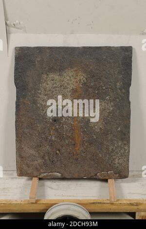 Herdplatte, Anonym, 16. Oder Anfang 17. Jahrhundert, gegossen, Allgemein: 47 x 41 x 1,5 cm 470 x 410 x 15 mm, biblische Darstellung, Kampf, Mann, Eisenherdplatte mit der biblischen Darstellung von Joab und Abner 2 Sam. 3. Dargestellt zwei Männer in einer Landschaft. Der linke Joab sticht dem rechten Abner ein Schwert in seinen Bauch. Unterhalb der Vorstellung ist die Inschrift Abner und Joab 2 Sam III. Die Herdplatte ist rechteckig, 1883 Stockfoto