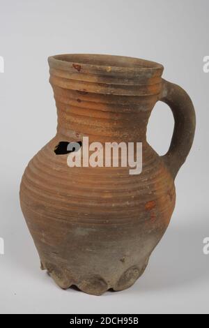 Jug, Anonymous, ca. 1300, Bleiglasur, Steingut, allgemein: 22 x 17.5 x 16cm 220 x 175 x 160mm, Krug mit Griff aus rot gebranntem Steingut mit Bleiglasur. Es hat neun gelappte Beine, einen eiförmigen Körper, einen verengten Hals und einen trichterförmigen Hals. Der Körper hat grob rotierende Ringe und ein gezackter Band auf der Schulter in Relief. Unten ein Etikett: Rodenburch Leiden, 1972 Stockfoto