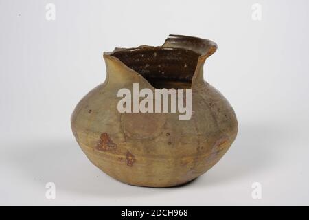 Topf, Anonymous, 15. Jahrhundert - 16. Jahrhundert, Bleiglasur, Steingut, allgemein: 13.5 x 16.7cm 135 x 167mm, Kammertopf aus rot gebranntem Steingut, teilweise mit Bleiglasur überzogen. Der Topf hat einen gepressten Kugelkörper, einen ziemlich langen, geraden Hals und einen nach außen gerichteten Mundrand. Am Bauch mit einem gelben Schlick verziert in Form von drei Doppelschnüren, 1890 Stockfoto