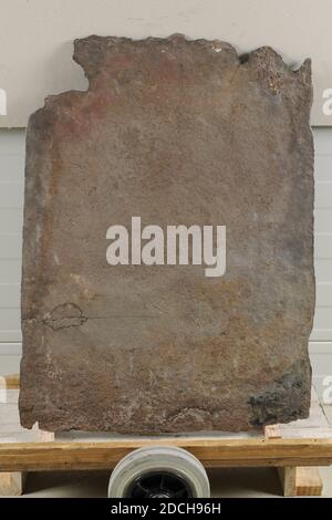 Herdplatte, Anonymous, 16. Jahrhundert, gegossen, Allgemein: 67 x 41 x 1.5cm 670 x 410 x 15mm, biblische Darstellung, Engel, Frau, Mann, Eisenherdplatte mit der biblischen Darstellung von Salomos Urteil 1 Kon. 3 im Vergleich zu 16-28. Salomo ist auf der rechten Seite dargestellt, sitzend auf einem Thron. Vor ihm auf der linken Seite ist eine knieende Frau. Mehrere andere Figuren sind mit ihnen zu sehen. Darunter befinden sich zwei Medaillons mit einer männlichen Büste und einer weiblichen Büste, getrennt durch eine Engelsfigur. Die Herdplatte ist rechteckig, 1912 Stockfoto