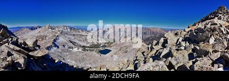 Red Pine Lake Berglandschaft Panoramalandschaft vom White Baldy und Pfeifferhorn Wanderweg, Richtung Little Cottonwood Canyon, Wasatch Rocky Mountain Stockfoto