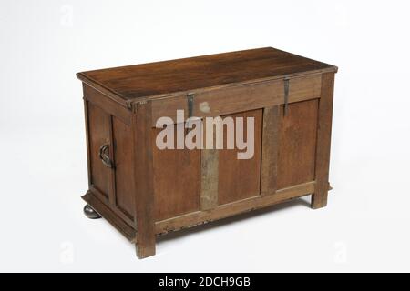 Brust, Anonymous, 17. Jahrhundert, Eisen, Eiche, Nussbaum, geschnitzt, Allgemein: 71 x 110.5 x 55cm 710 x 1105 x 550mm, Blume, Vogel, Eichenbox mit geschnitzter Front, in drei Tafeln mit Laub zwischen den Rahmen, ein Vogel im Kreis und um ihn herum florale Motive. Die Mittelpfosten und Eckpfosten bestehen aus fünf Teilen, vier mit maßstabsgegerter Verzierung und der mittlere mit Rosette. Die obere Linie hat vier Rosetten über den Stilen, durchsetzt mit drei Arabesken Zierteilen. Der Sockel hat ein hohles Profil. Die Seitenteile haben einen profilierten Mittelpfosten und längliche Drehgelenken aus Schmiedeeisen. Der Stockfoto