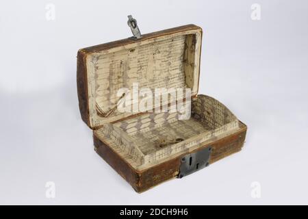 Anonym, erstes Viertel 18. Jahrhundert, Leder, Holz, Papier, Metall, Schachtel: 6.6 x 18.4 x 9.5cm 66 x 184 x 95mm, Schlüssel: 3.4 x 1.6 x 0.3cm 34 x 16 x 3mm, rechteckige ledergefütterte Schachtel mit Deckel. Das Leder fungiert als Scharnier. Das Leder auf dem Deckel ist mit einem Rand aus gepressten und vergoldeten Blumenrollen verziert. Geometrische Dekorationen werden auf die Box gepresst. Sowohl die Box als auch der Deckel sind innen mit Papier versehen, auf dem englischer Text gedruckt wird. Am Deckel und an der Box links ist ein gewebtes Band befestigt, damit der Deckel nicht zu weit geöffnet werden kann. Die Box kann mit einem Klickverschluss geschlossen und geöffnet werden Stockfoto