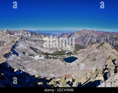 Red Pine Lake Berglandschaft Panoramalandschaft vom White Baldy und Pfeifferhorn Wanderweg, Richtung Little Cottonwood Canyon, Wasatch Rocky Mountain Stockfoto