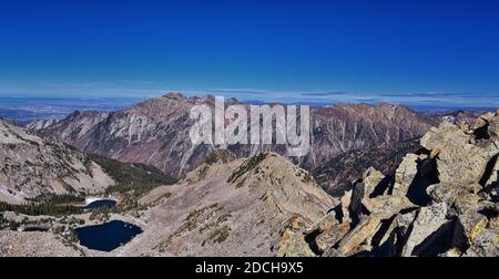 Red Pine Lake Berglandschaft Panoramalandschaft vom White Baldy und Pfeifferhorn Wanderweg, Richtung Little Cottonwood Canyon, Wasatch Rocky Mountain Stockfoto