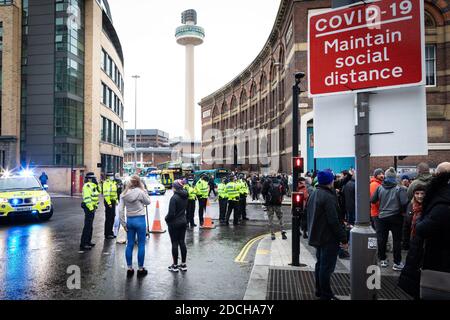 Liverpool, Großbritannien. November 2020. Die Polizei stoppt den Verkehr während eines Anti-Lockdown-marsches. Die StandUpX-Bewegung organisiert Proteste unter dem Motto ÔMarch für Freiheit, Save our CityÕ. Kredit: Andy Barton/Alamy Live Nachrichten Stockfoto