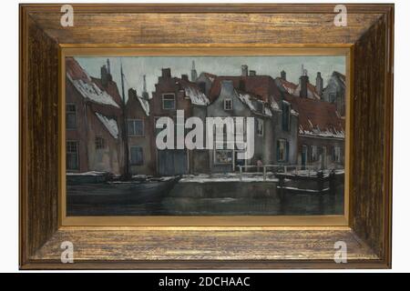 Zeichnung, Anthony Coert, 4. Viertel 19. - 1. Hälfte 20. Jahrhundert, Kreide, Karton, signiert, Träger: 73 × 115 × 0,2cm 730 × 1150 × 2mm, mit Rahmen: 103.5 × 145.6 × 2.5cm 1035 × 1456 × 25mm, Winterlandschaft, Graben, Haus, Boot, Stadtbild, Mensch, Zeichnung in farbiger Kreide, die eine topografische Fantasie zeigt, die vom Stadtbild von Leiden mit tauendem Schnee inspiriert ist. Der Kanal verläuft im Vordergrund. Im Wasser des Kanals befindet sich ein Boot auf der linken Seite. Auf dem Wasser liegen Häuser, deren Dächer hier und da noch mit Schnee bedeckt sind. Es gibt auch Schnee auf der Straße. Rechts geht ein Mann in der Nähe von A Stockfoto
