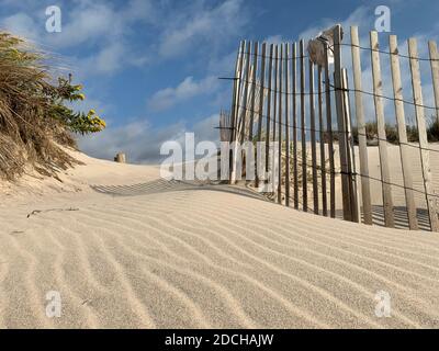 Detail der hügeligen Sanddüne an einem Strand mit Holz Einzäunung Stockfoto