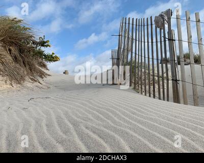 Detail der hügeligen Sanddüne an einem Strand mit Holz Einzäunung Stockfoto