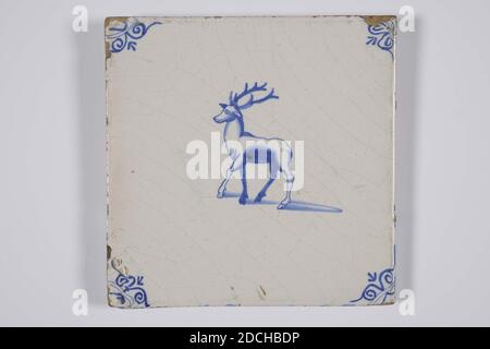 Wandfliese, erste Hälfte 17. Jahrhundert, Zinn-Glasur, Steingut, allgemein: 18 x 18.1 x 1.6cm (180 x 181 x 16mm), Hirsch, nordniederland, Nischenfliese aus Steingut mit Zinn-Glasur bedeckt und in blau bemalt. Auf der Fliese ist ein Hirsch abgebildet. Der Hirsch steht, hat Geweih und ist nach links gerichtet. Die Fliese hat einen Ochsenkopf als Eckmotiv, 1985 Stockfoto