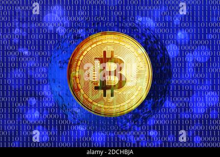 Binär Code Hintergrund mit Bitcoins Stockfoto
