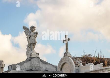 Statue eines Engels, der Blumen auf einem Grab auf dem Friedhof lafayette in New Orleans, Louisiana, hält Stockfoto