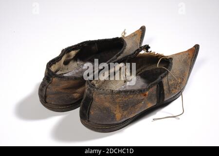 Anonym, letztes Viertel des 18. Jahrhunderts, Leder, Leinen, Samt, genäht, Schuh A: 6 x 8 x 24,5 cm (60 x 80 x 245 mm), Schuh B: 6.8 x 8.5 x 24,5 cm (68 x 85 x 245 mm), EIN Paar spinnige Lederschuhe. Die Schuhe haben spitze Nasen. Sie haben keine Fersen, sondern flache, durchgehende Sohlen. Der obere Rand ist mit schwarzem Samt überzogen, darunter eine Spitze, deren Enden vorne an der Nase herauskommen. Ein vertikaler Streifen aus schwarzem Samt wurde auf der Rückseite und links und rechts platziert. Die Innenseite der Schuhe ist mit Leinen gefüttert, 1889 Stockfoto