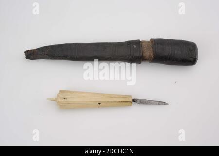 Anonym, 18. Jahrhundert, Knochen, Leder, Eisen, geschmiedet, Taschenmesser mit eiserner Klinge und Knochengriff. Der Griff ist oval und flackert nach oben mit einem kleinen Knochennadel am Ende. Beidseitig über die gesamte Länge mit drei mal zwei eingeschnittenen Linien verziert. Die Lederscheide hat eine lose Kappe und ist mit gepressten horizontalen Linien verziert, Mantel: 19.6 x 3.2 x 2.5cm (196 x 32 x 25mm), Messer: 13.4 x 2.3 x 1.3cm (134 x 23 x 13mm) Stockfoto