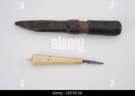 Anonym, 18. Jahrhundert, Knochen, Leder, Eisen, geschmiedet, Taschenmesser mit eiserner Klinge und Knochengriff. Der Griff ist oval und flackert nach oben mit einem kleinen Knochennadel am Ende. Beidseitig über die gesamte Länge mit drei mal zwei eingeschnittenen Linien verziert. Die Lederscheide hat eine lose Kappe und ist mit gepressten horizontalen Linien verziert, Mantel: 19.6 x 3.2 x 2.5cm (196 x 32 x 25mm), Messer: 13.4 x 2.3 x 1.3cm (134 x 23 x 13mm) Stockfoto