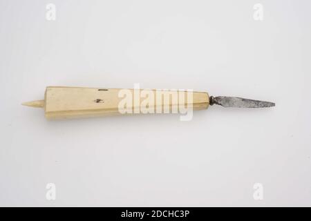 Anonym, 18. Jahrhundert, Knochen, Leder, Eisen, geschmiedet, Taschenmesser mit eiserner Klinge und Knochengriff. Der Griff ist oval und flackert nach oben mit einem kleinen Knochennadel am Ende. Beidseitig über die gesamte Länge mit drei mal zwei eingeschnittenen Linien verziert. Die Lederscheide hat eine lose Kappe und ist mit gepressten horizontalen Linien verziert, Mantel: 19.6 x 3.2 x 2.5cm (196 x 32 x 25mm), Messer: 13.4 x 2.3 x 1.3cm (134 x 23 x 13mm) Stockfoto