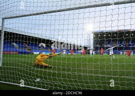 BIRKENHEAD, ENGLAND. 21. NOVEMBER Tranmeres James Vaughan punktet beim Sky Bet League 2-Spiel zwischen Tranmere Rovers und Grimsby Town im Prenton Park, Birkenhead am Samstag, 21. November 2020, um 3-0 Punkte zu erreichen. (Kredit: Chris Donnelly, MI News) Kredit: MI Nachrichten & Sport /Alamy Live Nachrichten Stockfoto
