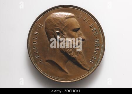Medaille, Jules Baetes, 1894, Allgemein: 6 x 0,5cm (60 x 5mm), Gewicht: 81g, Stadtbild, Männerportrait, Büste, Globus, versilberte Bronzemedaille, geprägt für die Weltausstellung Antwerpen, 1894. Auf der Vorderseite befindet sich in der Mitte eine Büste einer männlichen Figur, König Leopold II, im Profil dargestellt und nach rechts ausgerichtet. Um diesen herum befindet sich die Inschrift LEOPOLD II ROI DES BELGES. Unter der Büste ist JUL BAETES SCULP. Auf der Rückseite ist ein Globus mittig dargestellt mit einem Lorbeerzweig oben. Die Stadtansicht von Antwerpen ist unten abgebildet. Darüber ist ein Schild. Auf einer Band ist die Rundausstellung UNIVERSELLE D'ANVERS 1894 WELT Stockfoto