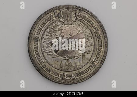 Medaille, Jules Baetes, 1894, geprägt, Allgemein: 6 x 0,5cm (60 x 5mm), Gewicht: 81,5 g, Stadtbild, Männerportrait, Büste, Globus, Bronzemedaille, geprägt für die Antwerpener Weltausstellung, 1894. Auf der Vorderseite ist eine Büste einer Männerfigur, König Leopold II., abgebildet im Profil und nach rechts. Um diesen herum befindet sich die Inschrift LEOPOLD II ROI DES BELGES. Unter der Büste ist JUL BAETES SCULP. Auf der Rückseite ist ein Globus mittig dargestellt mit einem Lorbeerzweig oben. Die Stadtansicht von Antwerpen ist unten abgebildet. Darüber ist ein Schild. Auf einer Band ist die Rundausstellung UNIVERSELLE D'ANVERS 1894 WELTAUSSTELLUNG ANTWERPEN Stockfoto