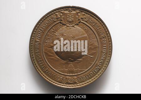 Medaille, Jules Baetes, 1894, geprägt, Allgemein: 6 x 0,5cm (60 x 5mm), Gewicht: 81,5 g, Stadtbild, Männerportrait, Büste, Globus, Bronzemedaille, geprägt für die Antwerpener Weltausstellung, 1894. Auf der Vorderseite ist eine Büste einer Männerfigur, König Leopold II., abgebildet im Profil und nach rechts. Um diesen herum befindet sich die Inschrift LEOPOLD II ROI DES BELGES. Unter der Büste ist JUL BAETES SCULP. Auf der Rückseite ist ein Globus mittig dargestellt mit einem Lorbeerzweig oben. Die Stadtansicht von Antwerpen ist unten abgebildet. Darüber ist ein Schild. Auf einer Band ist die Rundausstellung UNIVERSELLE D'ANVERS 1894 WELTAUSSTELLUNG ANTWERPEN Stockfoto