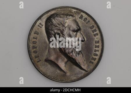 Medaille, Jules Baetes, 1894, geprägt, Allgemein: 6 x 0,5cm (60 x 5mm), Gewicht: 81,5 g, Stadtbild, Männerportrait, Büste, Globus, Bronzemedaille, geprägt für die Antwerpener Weltausstellung, 1894. Auf der Vorderseite ist eine Büste einer Männerfigur, König Leopold II., abgebildet im Profil und nach rechts. Um diesen herum befindet sich die Inschrift LEOPOLD II ROI DES BELGES. Unter der Büste ist JUL BAETES SCULP. Auf der Rückseite ist ein Globus mittig dargestellt mit einem Lorbeerzweig oben. Die Stadtansicht von Antwerpen ist unten abgebildet. Darüber ist ein Schild. Auf einer Band ist die Rundausstellung UNIVERSELLE D'ANVERS 1894 WELTAUSSTELLUNG ANTWERPEN Stockfoto