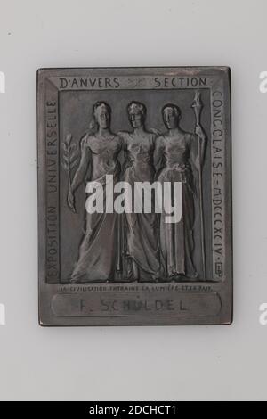 Plaque, Fernand Dubois, 1894, geprägt, Allgemein: 6 x 4.5 x 0,4cm (60 x 45 x 4mm), Gewicht: 78,4g, Büste, weiblich, Mann, Bronzetafel, geprägt für die Antwerpener Weltausstellung, 1894. Die Vorderseite zeigt die Büste einer männlichen Figur, König Leopold II., im Profil und nach links. Unter der Büste befindet sich die Inschrift LEOPOLD II ROI DES BELGES SOUVERAIN DE L'ETET INDEPENDANT DU CONGO. Auf der Rückseite sind die weiblichen Figuren in langen Roben mittig dargestellt: Die linke weibliche Figur trägt eine Ähre in der rechten Hand, die mittlere weibliche Figur hat ihre Arme um die beiden äußeren Figuren und die rechte gewickelt Stockfoto