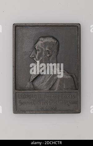 Plaque, Fernand Dubois, 1894, geprägt, Allgemein: 6 x 4.5 x 0,4cm (60 x 45 x 4mm), Gewicht: 78,4g, Büste, weiblich, Mann, Bronzetafel, geprägt für die Antwerpener Weltausstellung, 1894. Die Vorderseite zeigt die Büste einer männlichen Figur, König Leopold II., im Profil und nach links. Unter der Büste befindet sich die Inschrift LEOPOLD II ROI DES BELGES SOUVERAIN DE L'ETET INDEPENDANT DU CONGO. Auf der Rückseite sind die weiblichen Figuren in langen Roben mittig dargestellt: Die linke weibliche Figur trägt eine Ähre in der rechten Hand, die mittlere weibliche Figur hat ihre Arme um die beiden äußeren Figuren und die rechte gewickelt Stockfoto