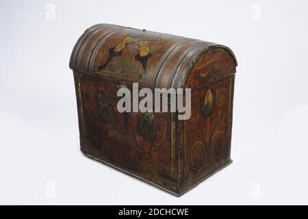 Box, Anonymous, Ende 16. Jahrhundert, vor 1586, Pergament, Buchenholz, Eisen, Farbe, Allgemein: 30 x 29.6 x 20,6cm 300 x 296 x 206mm, biblische Darstellung, Buchenholzschachtel bemalt mit stilisierten Tulpenornamenten in Grün und Gold auf rotem Grund. Die Box ist rechteckig und hat ein Eisen Schlüsselloch an der Vorderseite, über der Mitte. Unter dem Schloss auf einem Stück Pergament eine unklare Inschrift. Oben rechts auf einem Quadrat im Holz eine unklare Inschrift. Auf dem Deckel der Bombe eine Darstellung von Samson mit den Türen von Gaza und Rang Ornamente. Zwei gekerbte Bänder vertikal auf beiden Seiten über dem Stockfoto