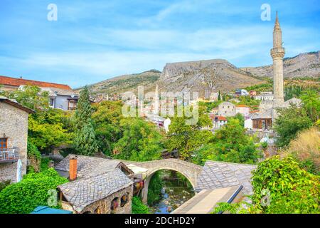 Mostar Stadtlandschaft mit Brücke und Moschee. Herzegowina-Neretva Kanton der Föderation von Bosnien und Herzegowina Stockfoto