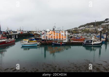 RNLI Rettungsboot die 'Ivan Ellen' stationiert im Newlyn Hafen in Cornwall, November 2020. Das Rettungsboot ist eine "All Weather Severn Class". Redaktionell Stockfoto