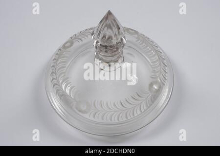 Glas, ca. 1725, gesamt: 47.3 x 17,8cm, 473 x 178mm, Glas: 34.8 x 17,8cm, 348 x 178mm, Deckel: 14.3 x 16,8cm, 143 x 168mm, Stadtbild, Blei, Glas aus farblosen Glas, mit Deckel. Leicht gebogene Basis mit gerippter Kante, gefolgt von einer gefalteten Kante und einer doppelten Kante aus Ovalen. Stiel mit Fußring, facettierter Knoten mit einem Kragen auf beiden Seiten, gefolgt von einem Baluster facettierten Knoten mit einer Schraube, die zwei Hälften verbindet. Oben ein facettierter Knopf mit Kragen, gefolgt vom Kelchboden. Becher-geformter Kelch mit zwei unterschiedlichen Ovalen-Rändern entlang des schrägen, polygonalen Bodens. Über diesen Kanten wird der Stockfoto