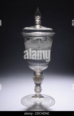 Glas, ca. 1725, gesamt: 47.3 x 17,8cm, 473 x 178mm, Glas: 34.8 x 17,8cm, 348 x 178mm, Deckel: 14.3 x 16,8cm, 143 x 168mm, Stadtbild, Blei, Glas aus farblosen Glas, mit Deckel. Leicht gebogene Basis mit gerippter Kante, gefolgt von einer gefalteten Kante und einer doppelten Kante aus Ovalen. Stiel mit Fußring, facettierter Knoten mit einem Kragen auf beiden Seiten, gefolgt von einem Baluster facettierten Knoten mit einer Schraube, die zwei Hälften verbindet. Oben ein facettierter Knopf mit Kragen, gefolgt vom Kelchboden. Becher-geformter Kelch mit zwei unterschiedlichen Ovalen-Rändern entlang des schrägen, polygonalen Bodens. Über diesen Kanten wird der Stockfoto