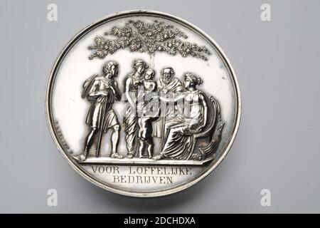 Preismedaille, David van der Kellen II, 1863, General: 4.4 x 0,2cm (44 x 2mm), Gewicht: 29,2g, Frucht, Plenty Horn, Frau, Eiche, Figur, Mann, Baum, Kind, Silbermedaille, geprägt für die Gesellschaft zugunsten des Generals, 1863. Auf der Vorderseite ist eine nach links gerichtete weibliche Figur mit einem Kranz in der rechten Hand. Mit der linken Hand gibt sie einer zweiten Figur, einem Kind, Frucht. Neben ihrem Stuhl ist ein Füllhorn. Gegenüber sind eine ältere männliche Figur mit einem Stock, eine weibliche Figur mit dem oben genannten Kind und eine männliche Figur mit einem Stock und Hut auf dem Rücken, alle in griechischen Roben. Hinter Stockfoto